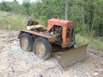 Unknown Small Tractor/Skid Steer With Front Blade