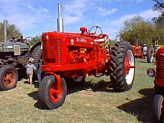 International Harvester / Farmall Tractor -  Farmall Super MD