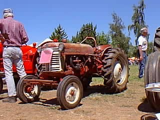 International Harvester / Farmall Tractor -  Farmall Cub Lo-Boy