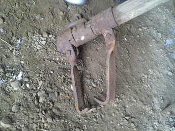 Mystery Tool - Wondering if anybody has a clue as to what this was used for... unearthed in a friends barn of 'treasures'    thanks!