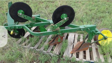 Ih 3 Point 3 Bottom Trip Plow - Need help identifying this plow. While it's painted John Deere green the ad says it's an IH McCormick. It's for sale about 1 hour away from me and selling for 500. It's described as a trip plow which I'm sure cost more than a standard 3 bottom 3 point plow. Any help appreciated.