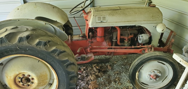 What Is This Tractor. Cant Find Any Numbers On It. 8N Maybe? - I have other photos from different  angles. Was my dad's, and he passed  before he could tell me.