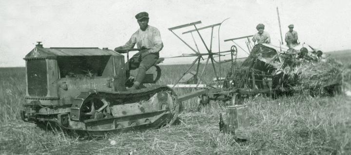 1919[?], W SN9908[?], Ceveland Tractors (Cletrac) - It was used around 1920 in the cooperative  farm of Merhavia [Merchavia, Merhavya] in  the Jezreel Valley, Northern Israel. it  was the first tractor in that area. Please help identify the model and some  more details about this tractor