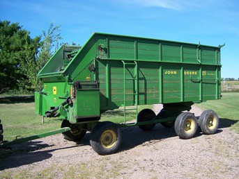 John Deere 125 Chuck Wagon. - This is a very nice looking and perfect running John Deere 125 Chuck Wagon I am lucky enough to finally come across. Most of these are junk these days because the wood has rotted but this was stored inside most of it's life and hardly used. This has most of the best options John Deere offered when this was made including the 1275 tandem axle running gear, rocking bolster, telescoping adjustable hitch pole and the ladder. I may repaint this someday but it looks near perfect in it's original shape.