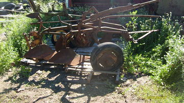 Allis Chalmers - HI,  I know it is a Allis Chalmers 2-bottom plow. I need to know Year