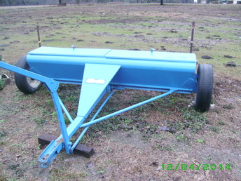 Mid 60S New Holland Spreader Model 408 - Found in weeds head high , been there over  25 years, coat od paint and works like new