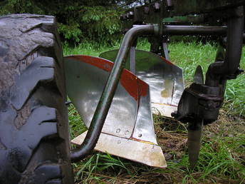 John Deere 44 Plow - This plow is not turning the front slice over  completely. You can see the paint is not worn  off the top of the front moldboard.