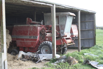 Massey-Ferguson 525 Headers - 21-09-2012 Browns Southland New-Zealand both machines are still runners in use each harvest