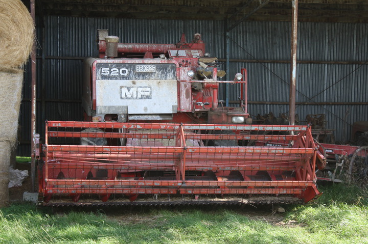 Massey-Ferguson 520 Header - 13-04-2012 on the same farm at Josephville Northern-Southland New-Zealand