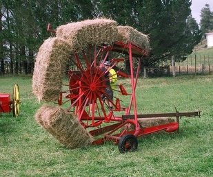 Hay Loader - 22-02-2009 Mamaku Bay-of-Plenty New-Zealand I am pleased to report that I have never had to work with one of these things !