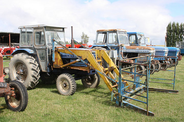 13 Bale Loader Mounted Hay Clamp - 15-03-20-15 Tapanui West-Otago New-Zealand Leyland 270 tractor with Campbell Mk2 cabin and Begg Clip-on loader the front and rear 13 bale hay clamps look homemade to me