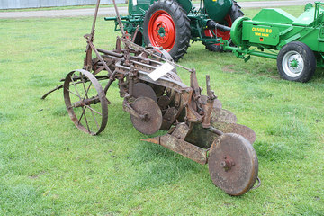1948 Oliver 3 Furrow Plough - 08-03-2015 Tapanui West-Otago New-Zealand 1948 Oliver 3 furrow trailing plough or for those countries that don't talk proper English like what we do a 1948 3 bottom Oliver plow !