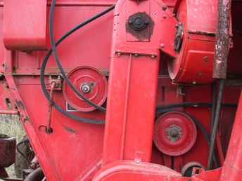 EARLY70S MF 300 Combine - Looking for info on the proper routing of this belt.