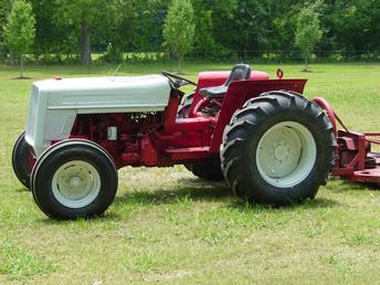 1974 International 454 - Nice medium sized tractor for cutting grass.