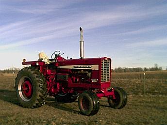 1967 Farmall 856 - Has a new clutch, new paint and runs great!