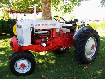 1957 Ford 901 Powermaster (960) - These are a nice driving and handling tractor. This one has the 172 engine, power steering, dual stage clutch and 5 speed tranny. Refinished with DuPont enamel.