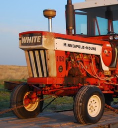1970 White Moline G1050 - sorry not a good very good picture, yet it confirms the red molines in 1970