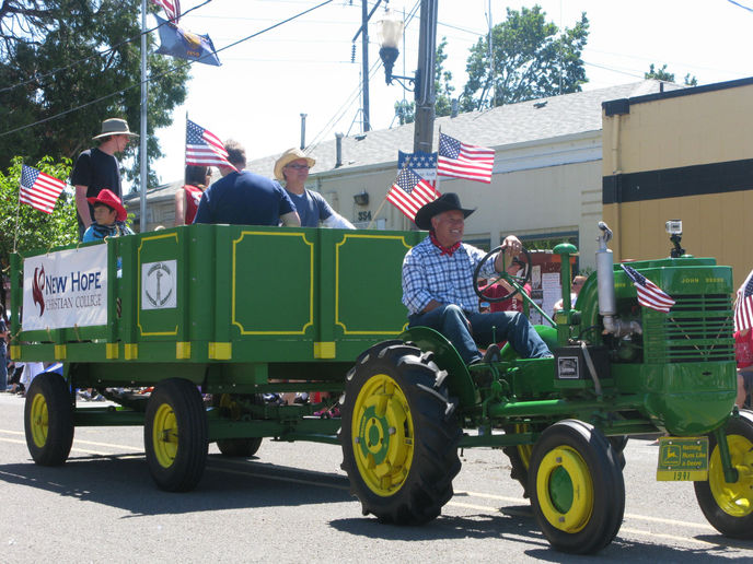 1941, John Deere L.A.And Wagon - Just thinking about the up coming parades.