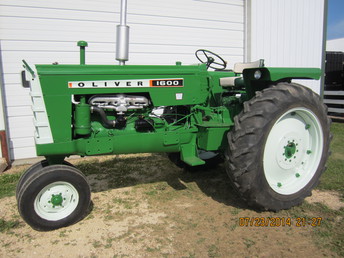 1600 Oliver Gas - Nice running tractor for work or parade, power steering and pto.