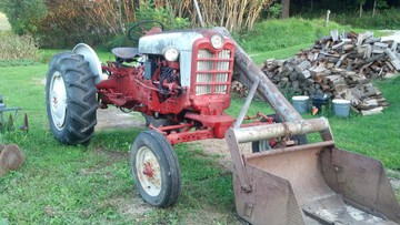 1960 Ford 971 Select-O-Speed -  My 971 S.O.S w/wide front  and model 711 loader.   Bought as you see it.  Everything works and the tin  is in great condition.   Needs a few items R