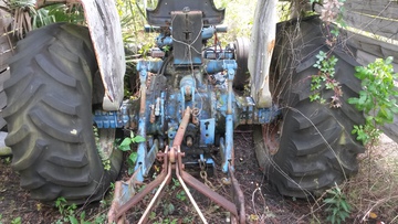 Ford 5000 LCG Grove - TIRES SEEM GOOD AND HOLD AIR.  MISSING DRAWBAR, MAY BE IN SHED.