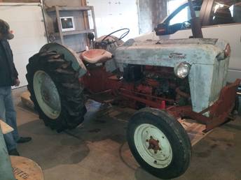Not Sure - HELLO ALL , I COULD USE SOME HELP IDENTIFING THIS TRACTOR . ANY HELP IS MUCH APPRECIATED .