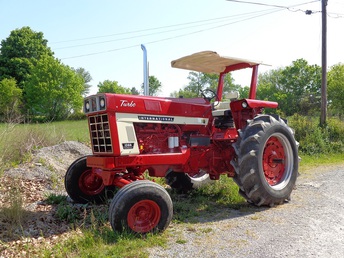 International Harvester Farmall 1066 - Friend of mine recently restored this tractor and it looked really rough before hand, he did a real good job