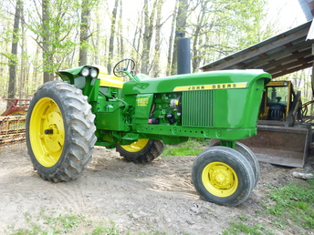 1970 JD 2520 - Narrow front diesel with dual remotes and difflock