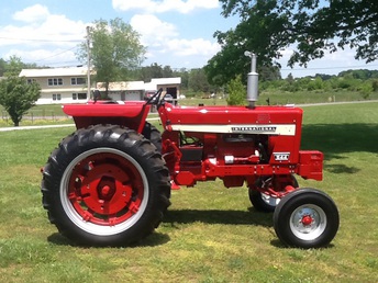 1968 544 International Farmall - Nice usable tractor. Has the 239 diesel