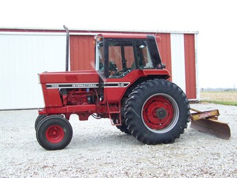 1978 IH 1086 - Still does a good days work pulling a sprayer and bean  planter.