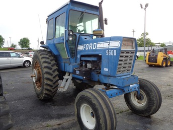 Ford 9600 - Sitting for sale at the local New Holland in my hometown, always liked the looks of those Ford 9600