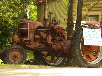 1944 SC Case Tractor  - runs great and is a hand clutch. call for more information 207-645-3242