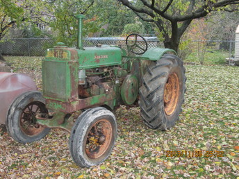 1937 John Deere BR    {Before} - Purchased at auction . It actually ran.