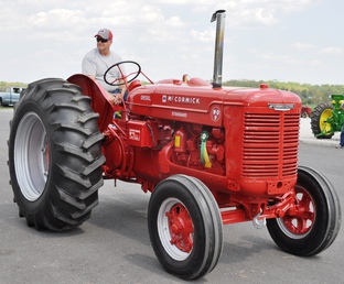 Mccormic Deering WD9 - I restored this tractor too, Email back if you  have any Questions to Rgrcl@aol.com