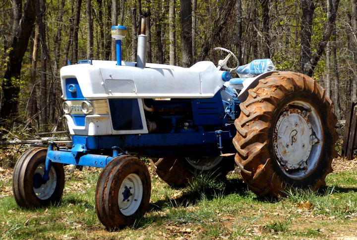 Big Ford - Saw this sitting behind the horse barn at my daughters college. Six cylinder diesel. Looks well kept and has a brand new seat. Not sure what year or model