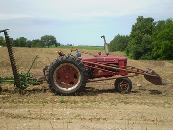 1946 Farmall H - it has a 9 speed,aftermarket 3 point,the loader is a stan hoist which I believe has always been on the tractor. it has been converted to 12v as well.