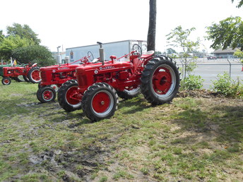 1953 Super H 4WD - Just completed a conversion that took a year to  complete.  4WD in all gears, Chevy truck axle with  manual hubs.  Gets a ton of double takes when taken  to tractor shows.  front grill is custom as original  was badly caved in, front wheel weights, led lights.