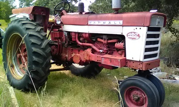 1962 Farmall 460 Gas - it only took me 40 years, but i finally got me a 4row tractor.