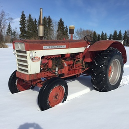 1963 560 International -  this tractor is in original condition. never had the engine apart yet. has 6500 hrs.