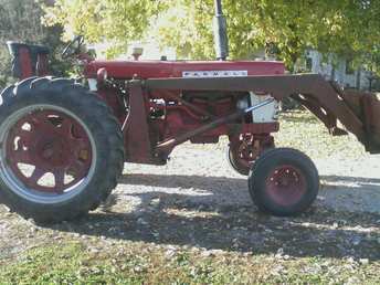 560 - First IH, I grew up green on dad's farm.  I really like this tractor so far.