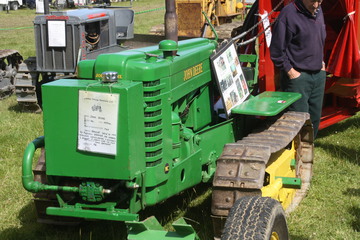 John-Deere Model MC - 28th of January 2017 Edendale Crank-Up Weekend Southland New-Zealand johny poppers on tracks were far common than their wheeled model mates in the Deep South of New-Zealand