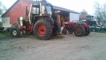 Case 1070 And Farmall 140 - Had my dads 140 parked behind the 1070. There is a little size difference.