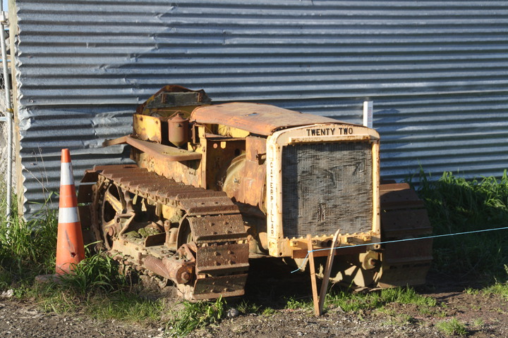 Caterpillar Twenty-Two - 10th of June 2017 Rolleston Canterbury New-Zealand Caterpillar Twenty-Two(engine s/n  1J5109WSP couldn't reading chassis number!)the owner told me they put it together out the remains of several tractors that were laying around their yard to clean it out a bit it is now acting as a protection barrier for strainer post at the front gate