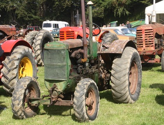 Massey-Harris Pacemaker - 28-01-2017 'Edendale Crank-Up Weekend' Southland New-Zealand Bill Ronald's Massey-Harris Pacemaker is in original condition sold new to Bill's uncles who gave it to him when they retired from farming back in the late 1970s or early 1980s