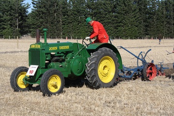 John-Deere ??? - 15-04-2010 Methven Mid-Canterbury New-Zealand miss - miss - pop - pop may be music to the ears of the enthusiast but drives the rest of us mad !