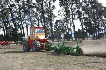 Case 1200 - 18-04-2010 Methven New-Zealand Case 1200 hauls a Clough 10 furrow semi-mounted plough with out any noticeable effort !