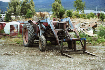 Fordson Major Petrol - 2004 Te-Anau Southland New-Zealand this tractor started life shunting railway wagons at 'The Port of Bluff' and was employed to move things around at Te-Anau Engineering Services at this time a Ford 550 took over from her in 2006 but she still living on the same site