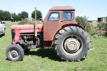 Massey-Ferguson 65 - 15-02-2015 Nightcaps Southland New-Zealand early from of weather cabin horrid things ! got to hot inside most users either removed the doors and lid or took them off altogether