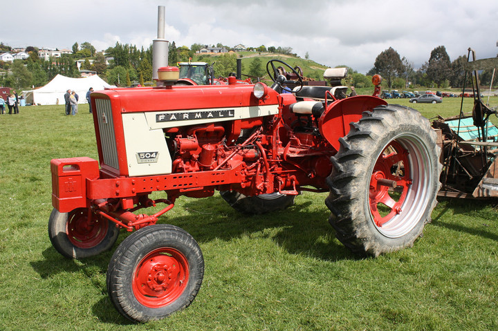 Farmall 504 13402-Sy-FF - 11-11-2012 Gore Southland New-Zealand(the first tractor in Southland - Ivel - went to a farm in this area in 1904)