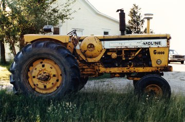 1965 MM G1000 LP - Couple years a guy posted on here he had just  bought a G1000 with serial ending 00057. That  was my tractor at one time (not original owner).  Was scanning old photos and came across these.
